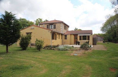 Nanteuil-en-Vallee House | Country charm in Charente limousine
