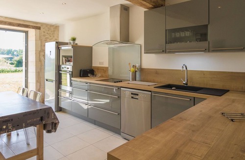 Champagne-et-Fontaine House | Country house with view of the castle.