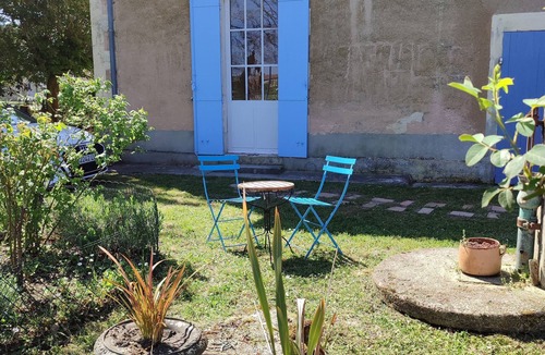 Sainte-Maure-de-Peyriac Cottage | Country house with wooded garden in the heart of a village