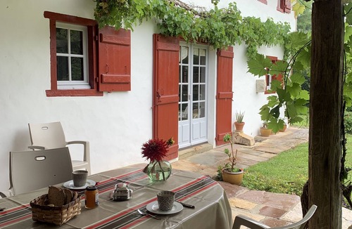 Saint-Pee-sur-Nivelle House | Country house, 6 km from the beach, at the foot of La Rhune.