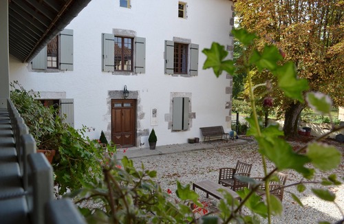 Feugarolles House | Country house by a stream
