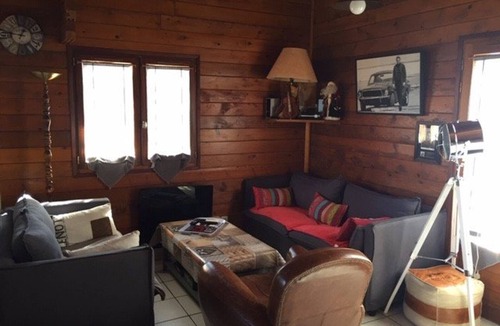 Arette Ski Chalet | Cozy Chalet for 6-8, Near Shops, Modern Amenities, Ski Storage & Free Parking