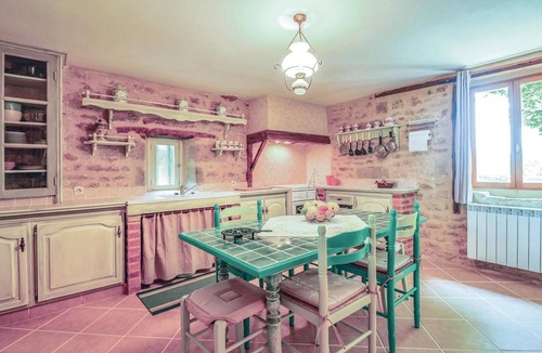 Terrasson-la-Villedieu House | Cozy home in Terrasson-Lavilledieu with WiFi