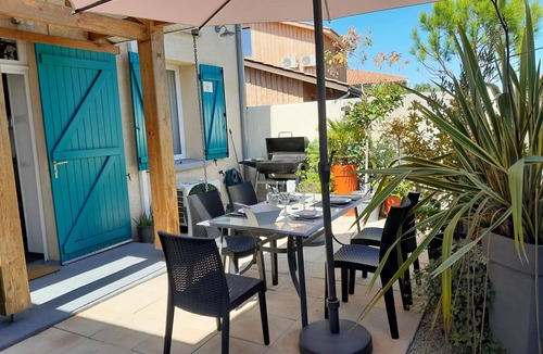 La Teste-de-Buch Villa | Cozy house in the city center, not far from the sea. Kind animal accepted.