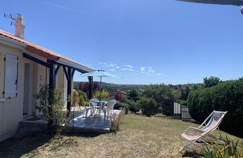 La Roche-Posay House | Cozy House with Garden near Thermes du Connétable - 2 BR, Fully Equipped, WiFi, Sleeps 4