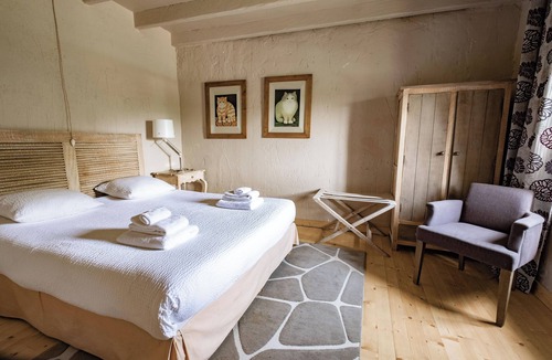 Soyaux House | Cozy, one-bedroom, fenced garden, communal pool, couples