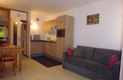 Eaux-Bonnes Apartment | Cozy Studio for 4 near Slopes & Shops with Balcony and Forest View
