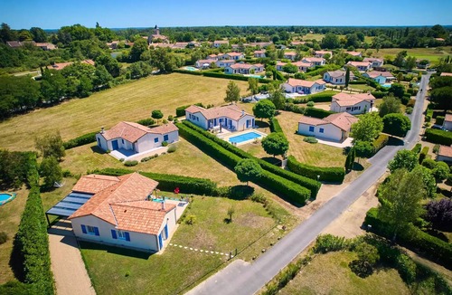 Vasles Villa | Deluxe 2-bathroom detached villa sleeps 8