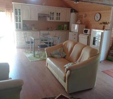 Noailhac Ski Chalet | Des pierres rouges en extérieur, intérieur tout bois