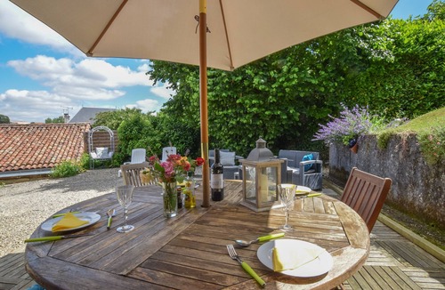 Civray House | Detached cosy, pretty cottage and garden, walking distance to town, sleeps 4.
