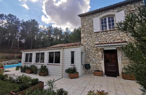 Fumel Bed & Breakfast | DOMAINE DES 3 CYPRÈS Chambre PIVOINE Chez Nath & Pat