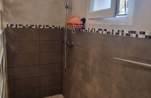 Saint-Andre-de-Cubzac Bed & Breakfast | Double room with bathroom and toilet attenante.Pt Breakfast available.