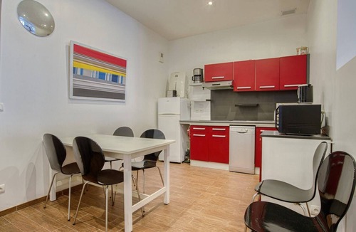 Saint-Jean-de-Luz City Center Apartment | Downtown Apartment Near Beach - Modern Decor, Family-Friendly