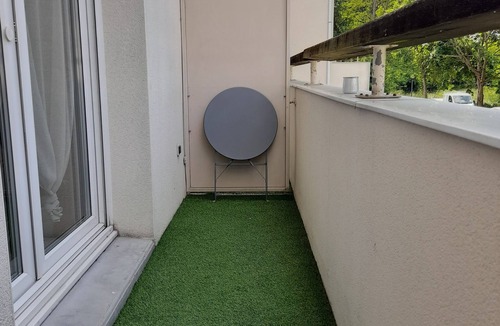 Ambares-et-Lagrave Apartment | Duplex apartment with swimming pool and secure parking 20 minutes from Bordeaux.