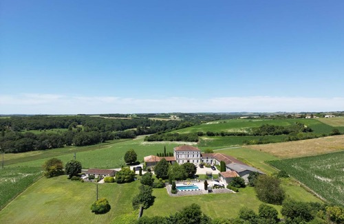 Bessac House | Elegant Country House with pool. A great choice for families.