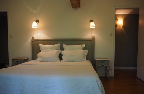 Palluaud House | Enchanting setting, large swimming pool and spa. King size beds