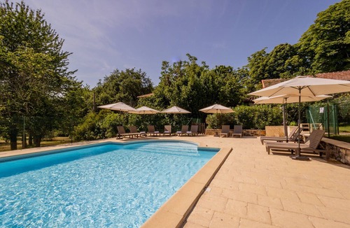 Nerac House | Entire estate-3 charming houses -16 pers. Private forest&pool -30 min from Agen