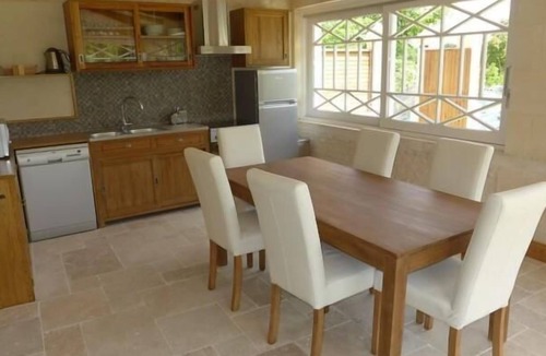 Fontaines-d'Ozillac Villa | EUCALYPTUS Gîte - 100 m2 - 4 people - Private access, parking and garden. Estate with swimming pool and private park Discreetly adjoining the Gîte Cyprès with private garden, terrace and parking.