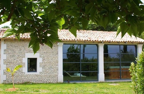 Fontaines-d'Ozillac Villa | EUCALYPTUS Gîte - 100 m2 - 4 people - Private access, parking and garden. Estate with swimming pool and private park Discreetly adjoining the Gîte Cyprès with private garden, terrace and parking.