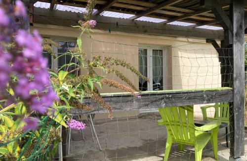 Compreignac Apartment | F1 noir/anis, avec terrasse couverte et jardin (E)