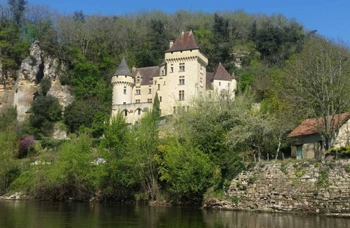 Saint-Amand-de-Belves Apartment | Fabulous 1 bedroom ground floor apartment with own entrance. 3km from Belves.