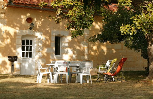 Saint-Caprais-de-Bordeaux House | Family house on a Bordeaux winery, overlooking a garden with century old trees