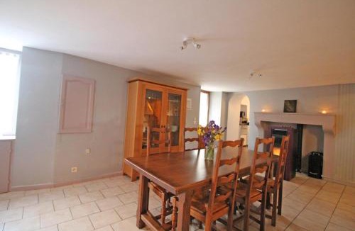 Thiat House | Familial 'le chiron'