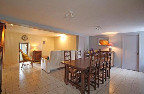 Thiat House | Familial 'le chiron'