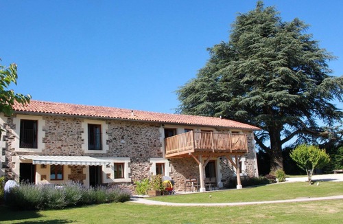 Le Lindois Cottage | Family Friendly Gite with Private Heated Pool, PlayPark, Large Garden & Gym