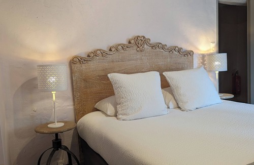 Soyaux House | Family gîte, private terrace, BBQ, sleeps 4