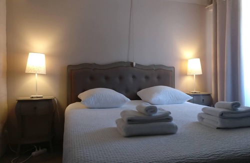 Soyaux House | Family gîte, private terrace, BBQ, sleeps 4