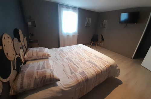 Riberac House | Family home with pool close to town center