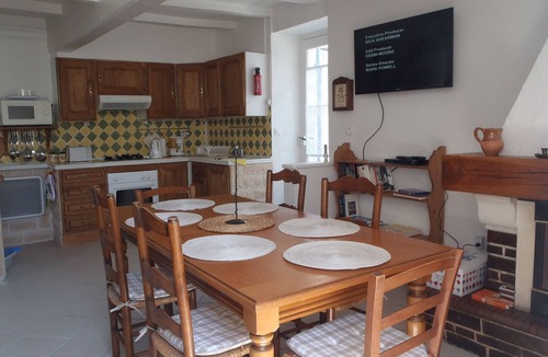 Mortagne-sur-Gironde Cottage | Fisherman's Cottage with WiFi and views to the harbour.