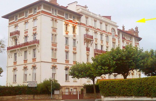 Saint-Jean-de-Luz Apartment | Flat of two joined rooms from pretty old Hotel, next to the beach & the shops