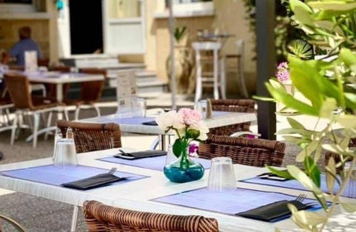 Port-Saint-Louis-du-Rhone Hotel | 19 m² Hotel ∙ 8 guests