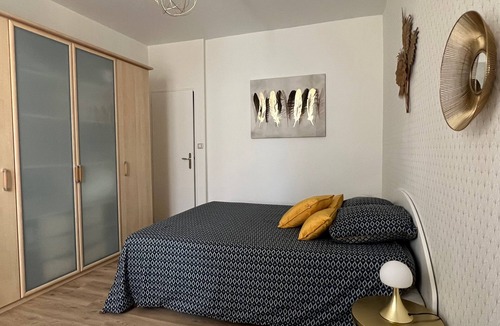 Saint-Georges-les-Baillargeaux Bed & Breakfast | Maison d'Hôtes near Futuroscope - 2 to 6 pers with SPA & Private pool