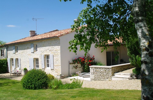 Saint-Hilaire-de-Villefranche House | Spacious Charentais Farmhouse Among Fields Of Sunflowers And Vineyards