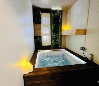 Bruges Apartment | Fridhome Jacuzzi Parking Wifi Fibre 2MIN Tram