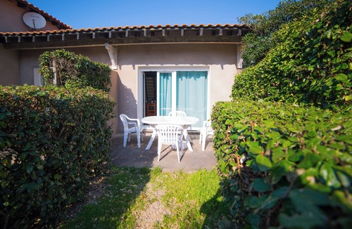 Mimizan-Plage Apartment | Full equiped studio 4 people, walking distance of beach and shops ,swimming pool