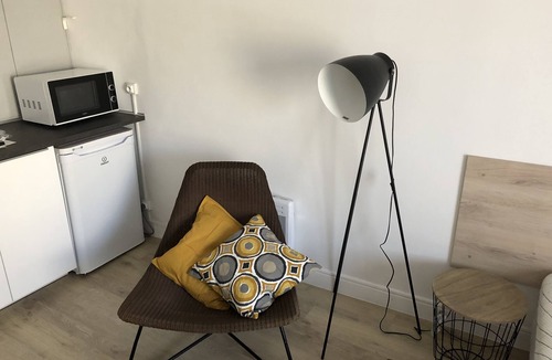 Couronne Urbaine Apartment | Functional & Chic 27 m2, bright with balcony and air-conditioning in the center of town