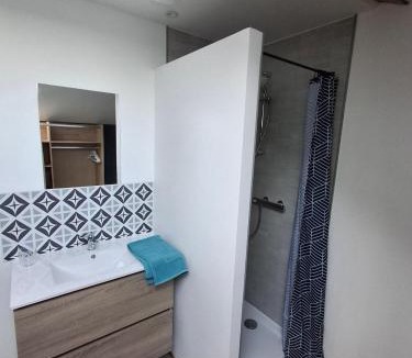 Salles-en-Toulon Apartment | Gîte au milieu de la campagne