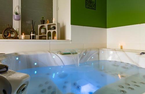 Beynat Apartment | Gîte Chabrignac, jacuzzi et sauna privatif, piscine chauffée partagée, Wifi, salle de jeux