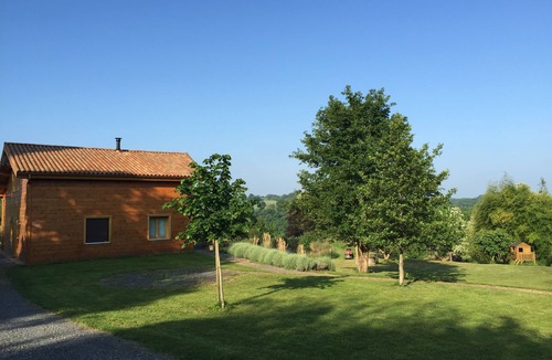 L'Isle-Jourdain Ski Chalet | Gîte Chalet Champêtre Avec Parc 2 Hectares Avec Étang et Face au lac