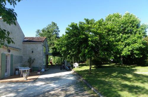 Gemozac House | Gîte cosy, sur jardin, terrasse privée, parking au calme en rdc