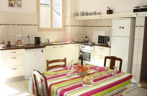 Vars-sur-Roseix Apartment | Gîte de France à Vars-sur-Roseix 3 épis - Gîte de France 9 personnes MAE-0184