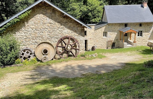 Saint-Martin-Chateau House | Gerenoveerde Watermolen met Sauna, Ideale Plek Voor Serieuze Ontspanning