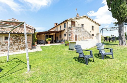 Chianciano Terme Apartment | 'Giaggiolo' Room with Mountain View, Shared Pool and Wi-Fi
