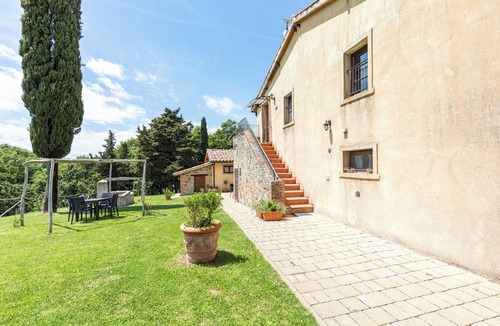 Chianciano Terme Apartment | 'Giaggiolo' Room with Mountain View, Shared Pool and Wi-Fi