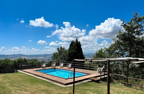 Chianciano Terme Apartment | 'Giaggiolo' Room with Mountain View, Shared Pool and Wi-Fi