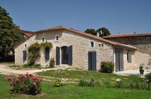 Saint-Martin-de-Fressengeas House | Gites de la Baine: square house and fenestrous